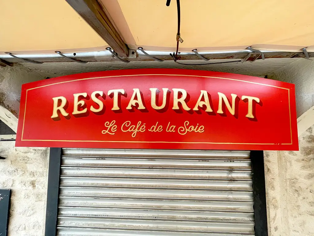 enseigne-restaurant-peinte-a-la-main-feuille-d-or.jpg